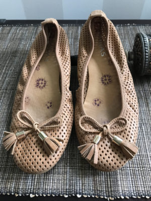 Stylish, comfortable shoes for women over 40: ballet flats with tassels 