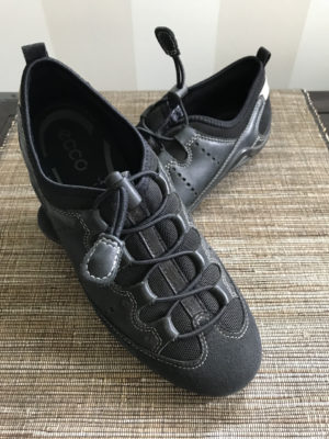 Stylish, comfortable shoes for women over 40: black walking shoes