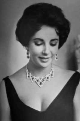 Elizabeth Taylor wears a Cartier necklace